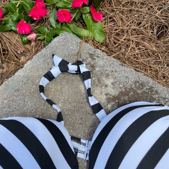 BLACK AMD WHITE STRIPED BIKINI TOP - Picture 2 of 4